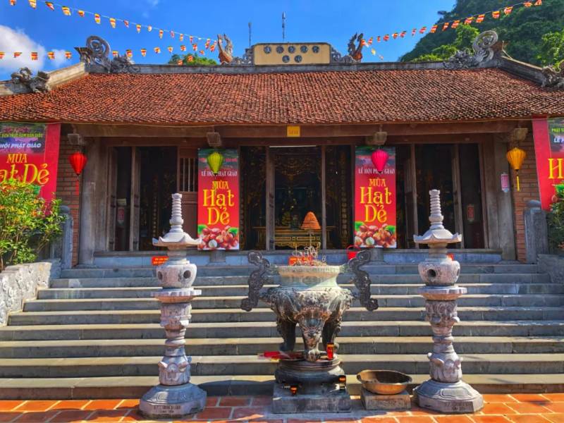 Mặt chính đại hùng bảo điện