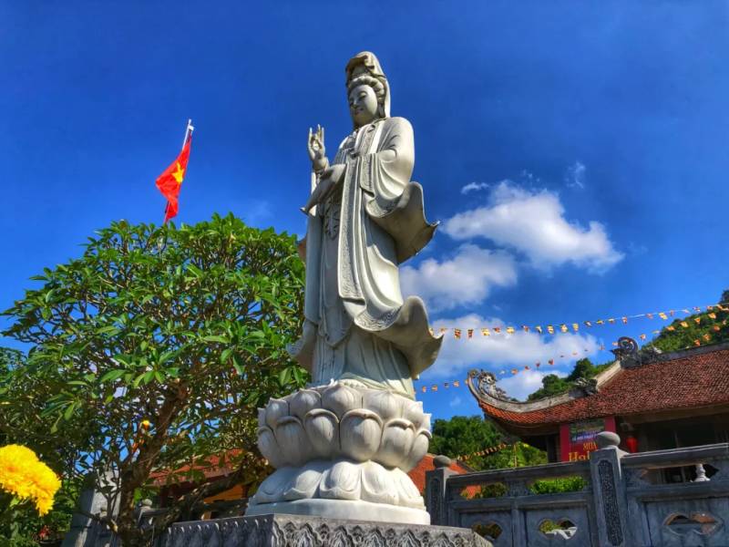 Quan  m đài đặt trước sảnh lối vào chánh điện