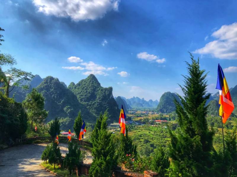 Lối đi dẫn lên chùa bằng xe máy