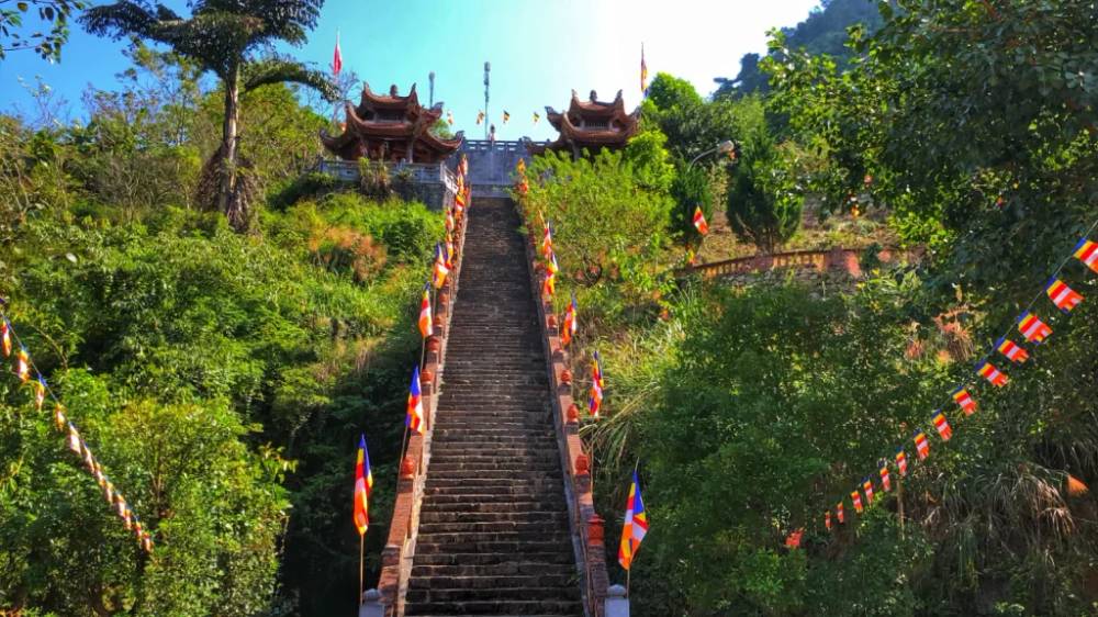 Lối đi từ tam quan bước thẳng lên là tháp chuông trống