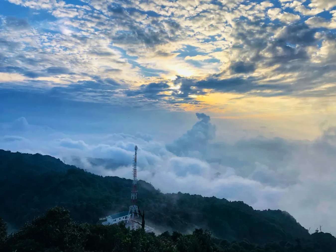 Đài FM bên dưới, biển mây bao quanh, khi đến mùa mây nhiều nhất toàn bộ vùng đồi bị bao trùm