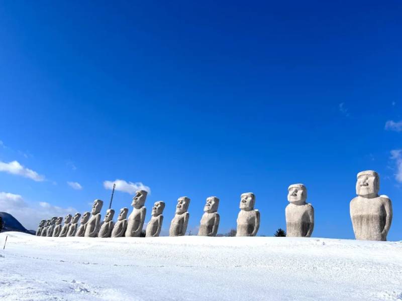Những bức tượng Moai nằm trên đồi, khung cảnh này thật sự khó có thể nói được là bạn đang ở Nhật Bản mà lại giống như ở một quốc gia Châu Âu hơn