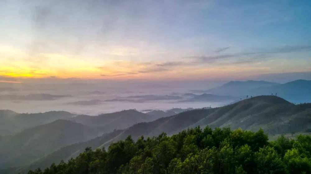 Quang cảnh nhìn thấy khi đứng trên đỉnh Chư Hreng