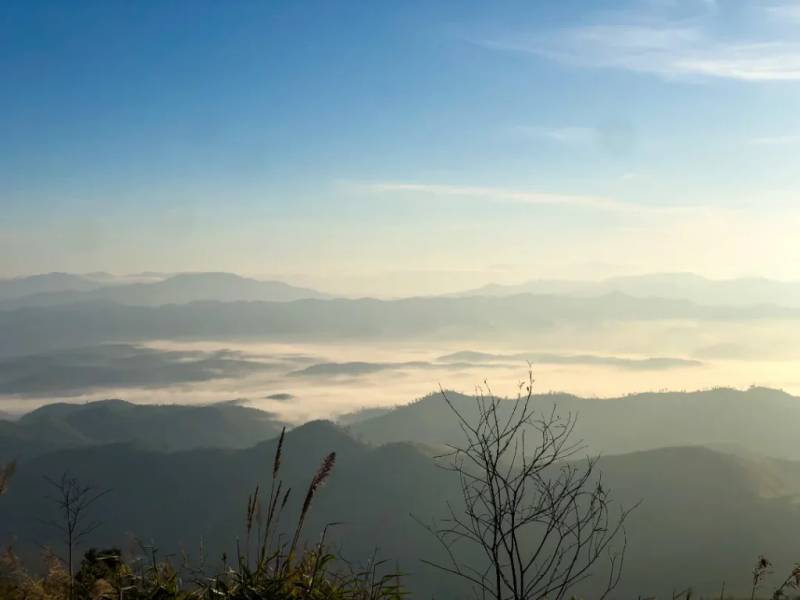 Sông mây tụ hợp lại giữa vùng núi đồi