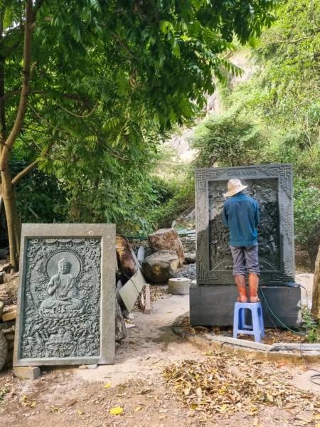 Từ đường chính rẽ vào, đường đi không thuận lợi do đặc thù nghề nghiệp của khu vực…