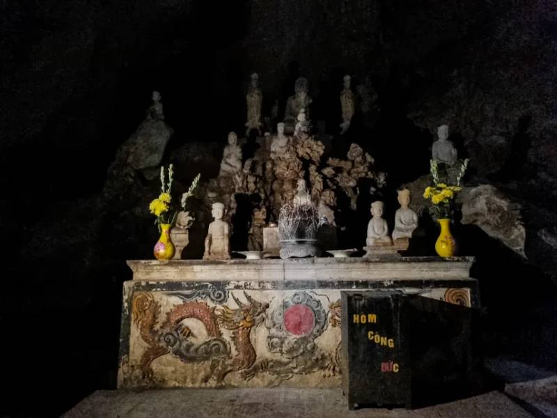 Bên trong chùa Hang
