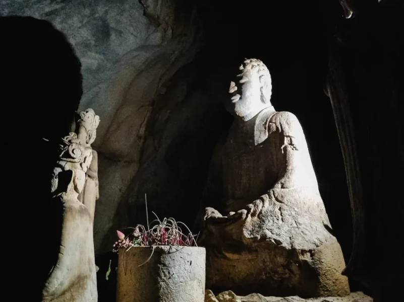 Bên trong chùa Hang