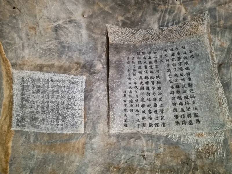 Bên trong chùa Hang
