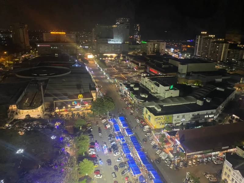 Ngắm thành cổ Malacca về đêm từ trên con quay của tháp Menara Taming Sari