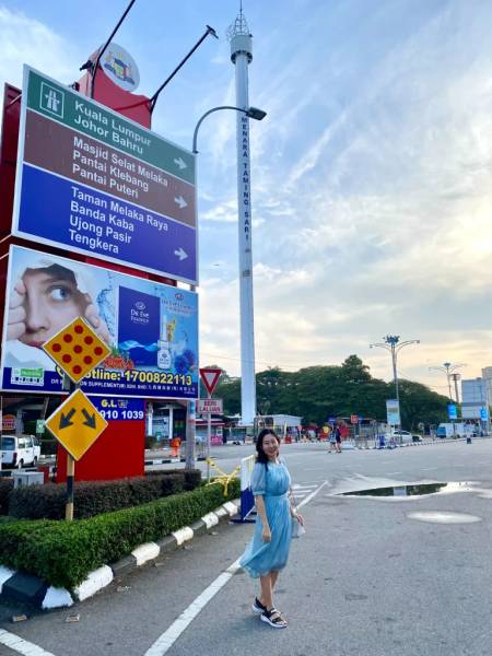 Tháp Menara Taming Sari vào bình minh sớm