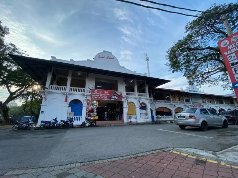 Khu chợ Medan Samidera chuyên bán đồ thủ công và hàng lưu niệm trên đường Jln Tun Khalil Yaakob
