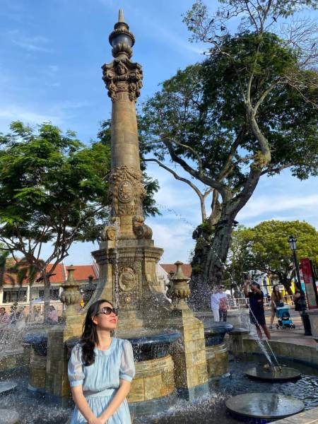 Đài phun nước Victoria tại quảng trường Hà Lan
