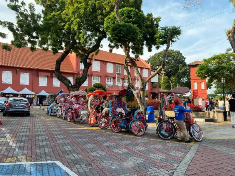 Những chiếc xe được trang trí bắt mắt đậu ven Quảng trường Hà Lan với nhiều kiểu dáng rực rỡ