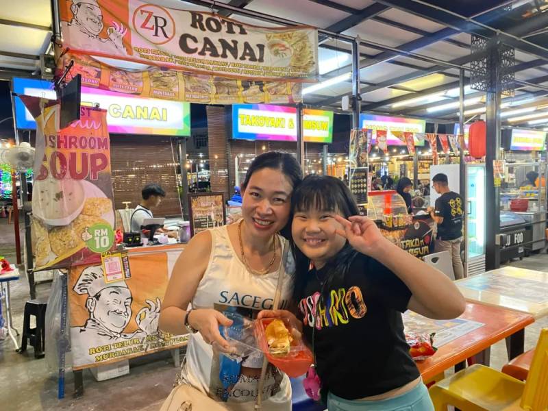 Cùng thử món bánh Roti Canai – một món ăn vặt đường phố làm từ bột mì và nhân trứng hoặc dùng bánh chấm sữa