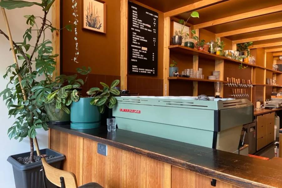 Khu quầy bar mở với lối sắp xếp thoáng mắt rất thân thiện - quán cafe ở Melbourne