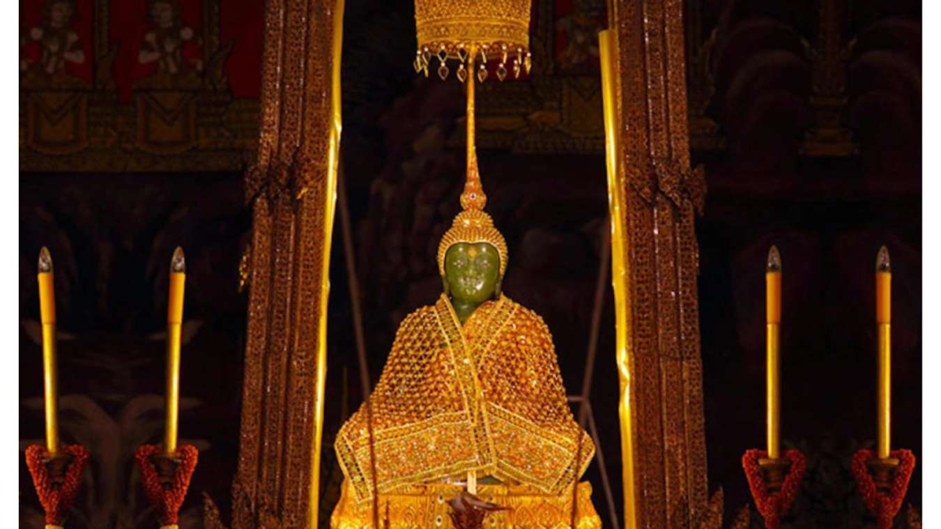 พิธีเปลี่ยนเครื่องทรงพระแก้วมรกต