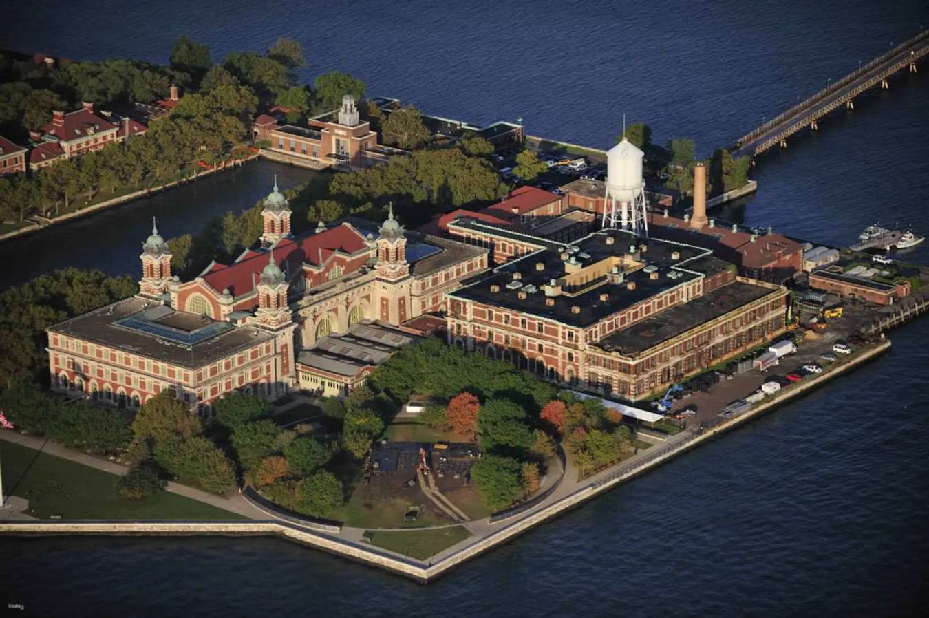 พิพิธภัณฑ์การย้ายถิ่นฐานแห่งชาติเกาะเอลลิส (Ellis Island Immigration Museum)