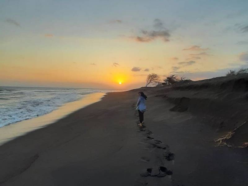 Pemandangan Sunset di Pantai Bugel