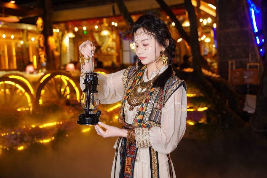 Nhiếp ảnh gia sẽ mang theo từ 3-4 loại đạo cụ để hỗ trợ những bức ảnh của khách hàng được đẹp hơn như ô, trống, đèn lồng,....