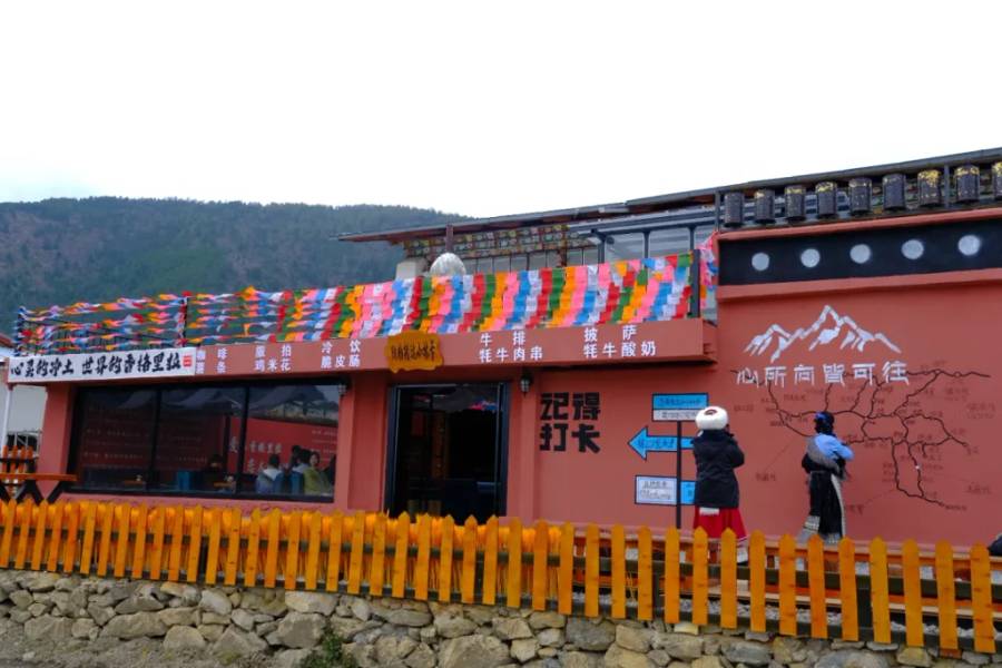 Dừng chân ở một quán cafe với tông đỏ nổi bật ven đường. Từ quán cafe này, bạn cũng có thể ngồi nhâm nhi cafe và ngắm nhìn thảo nguyên rộng lớn.