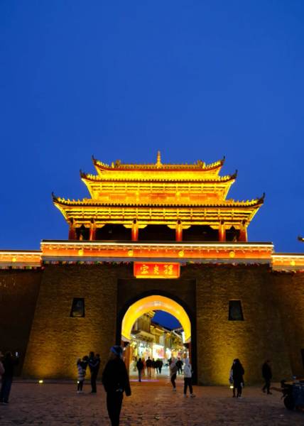 Cổng vào thành cổ Ánh Trăng Dukezong - Shangri La