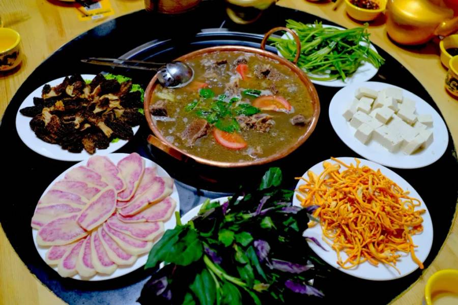 Lẩu bò Yak và set đồ ăn kèm ấn tượng - thành cổ Ánh Trăng Dukezong - Shangri La