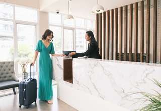 Pengertian, Skill yang Dibutuhkan & Tugas Resepsionis Hotel, Mas Bellboy