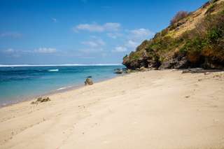 Seharian Bermain di Pantai Gunung Payun dengan Air yang Jernih!, Mas Bellboy