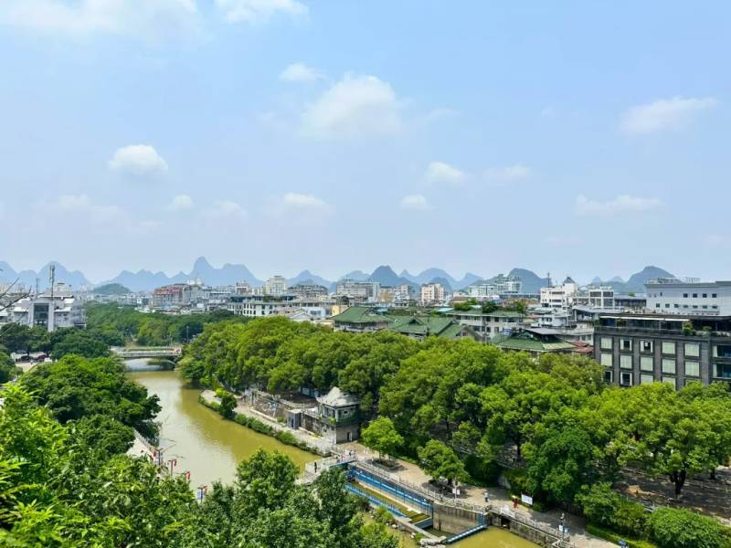 Dòng sông trong lành chay qua Quế Lâm