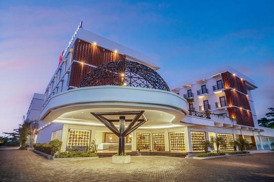 Exterior of Swiss-Belcourt Lombok