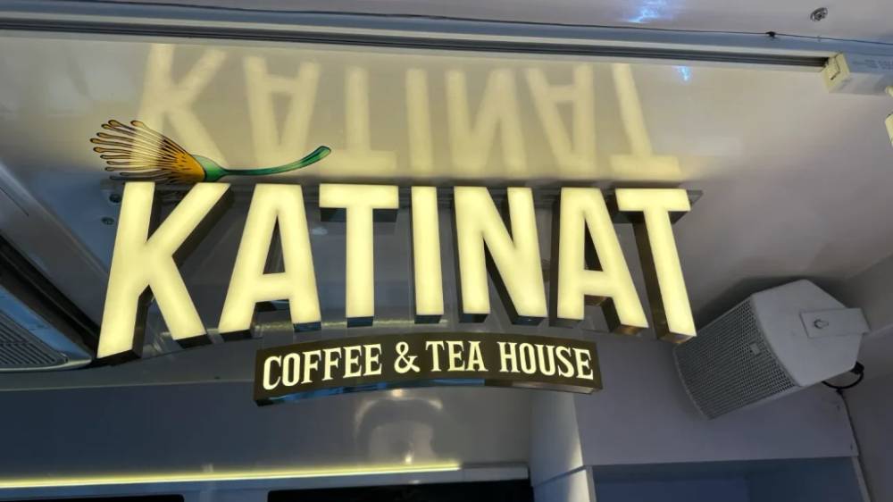 Cafe Katinat phục vụ du khách trên chuyến tàu