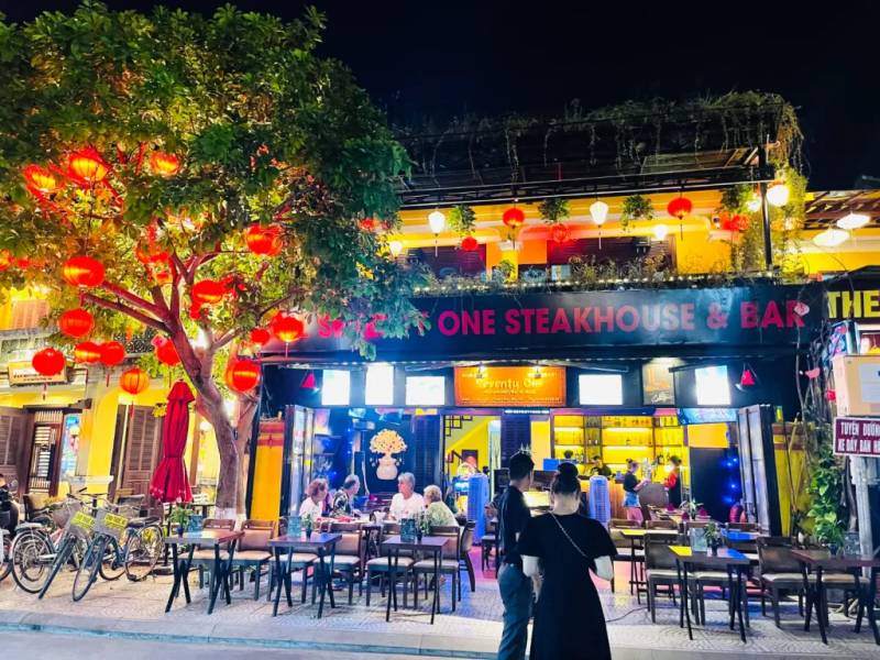 Không gian quán ăn tại phố cổ