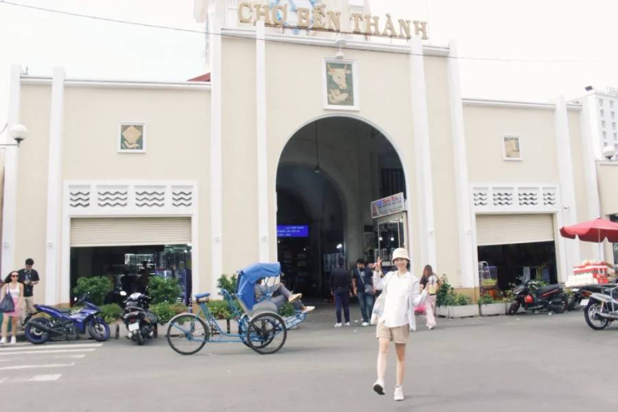 Cửa chính phía Nam chợ Bến Thành