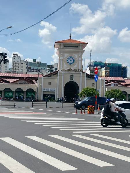 chợ Bến Thành từ ngoài nhìn vào 