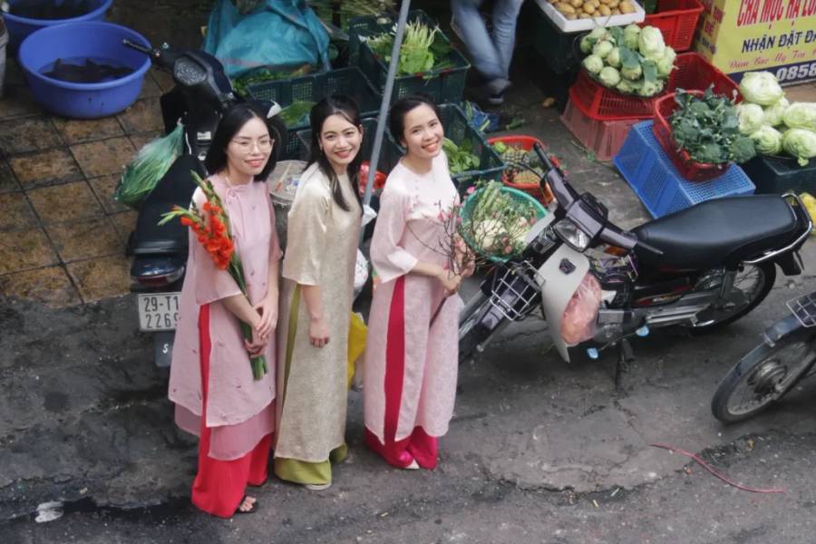 Những gian hàng giản dị gần gữi với người dân