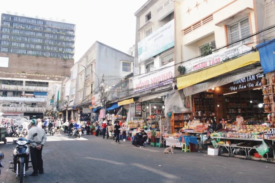 Khu chợ luôn đông vui tấp nập