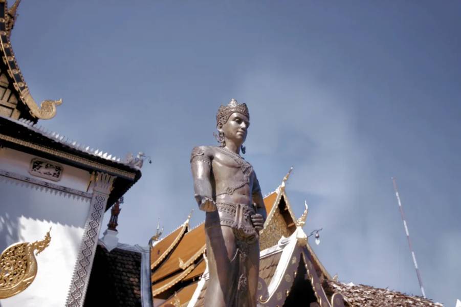 Những bức tượng đúc đồng có ở khắp mọi nơi tại chùa Wat Chedi Luang