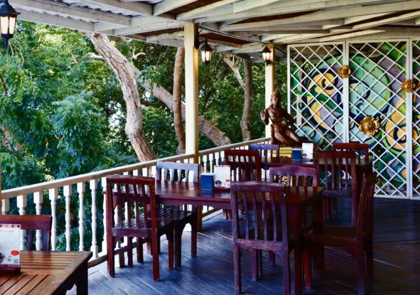 Ngoài ngôi đền cũng có quán cafe để du khách dừng chân nghỉ ngơi