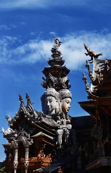 Một góc ấn tượng trên đỉnh của Đền Chân Lý Pattaya
