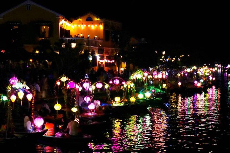 thả đèn hoa đăng sông Hoài 