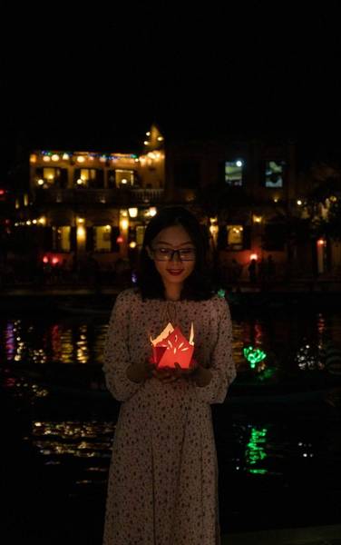 Thả đèn hoa đăng trên sông Hoài