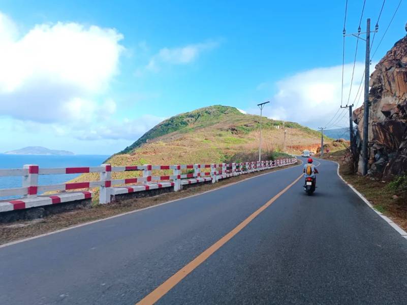 Mũi Tàu Bể nhìn từ đường Cỏ Ống