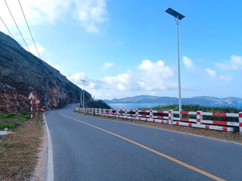 Một bên là núi một bên là biển