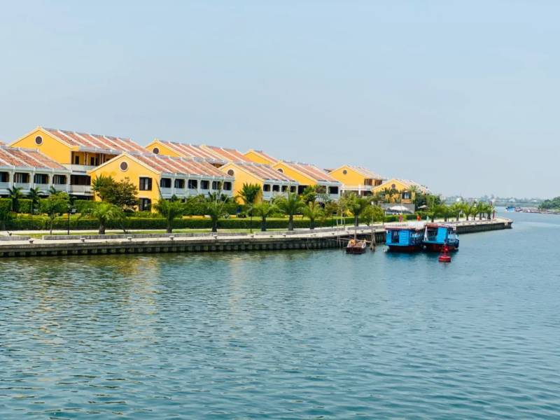 dòng sông Hoài với làn nước trong veo