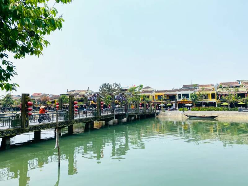 Cầu An Hội nối hai bờ sông Hoài.
