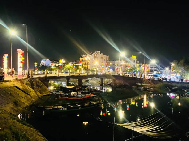 Cây cầu An Hội lung linh về đêm.