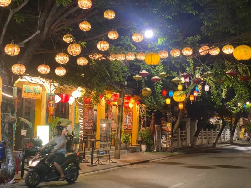Con đường rực sáng đèn lồng.
