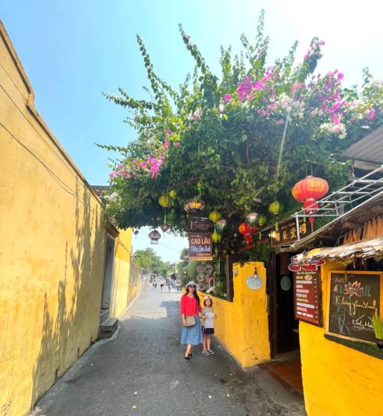 Du khách check in tại quán cao lầu