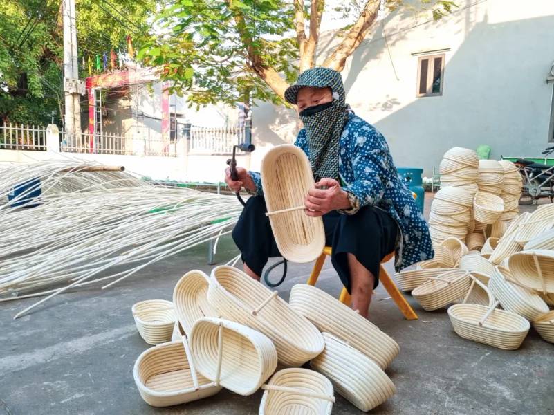Người dân làng nghề đang phun màu cho sản phẩm