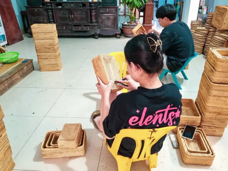bạn trẻ Phú Vinh gia công sản phẩm tại nhà
